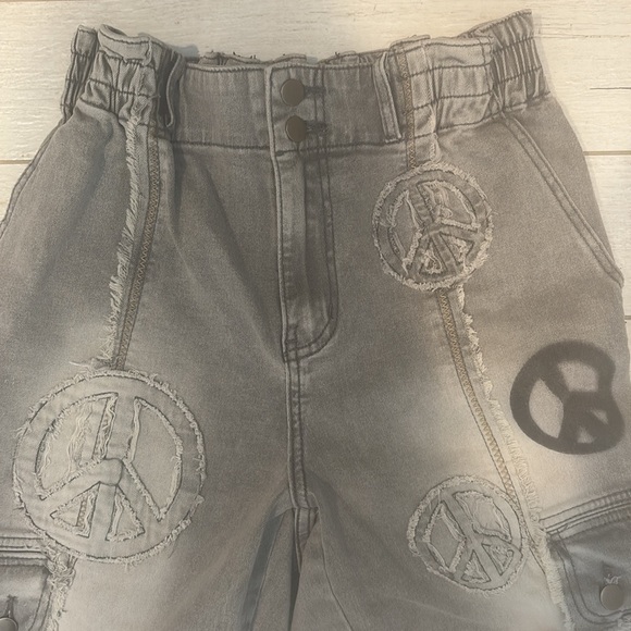 Oli & Hali Gray roomy Jeans with Distinctive Peace Designs - Picture 3 of 8